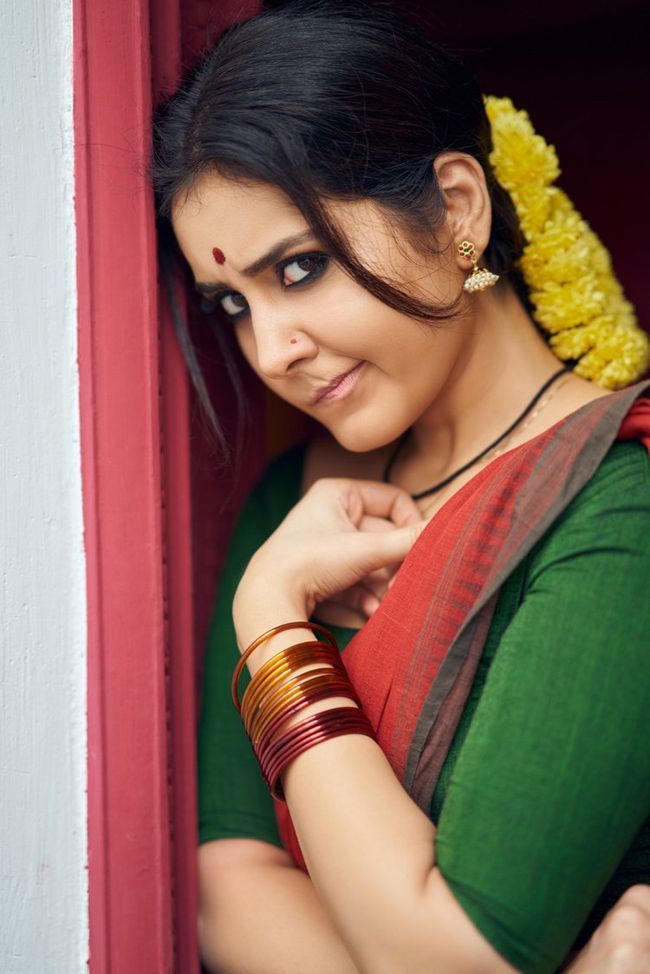 Actors Gallery: Raashi Khanna Looking Like Village Girl Pics