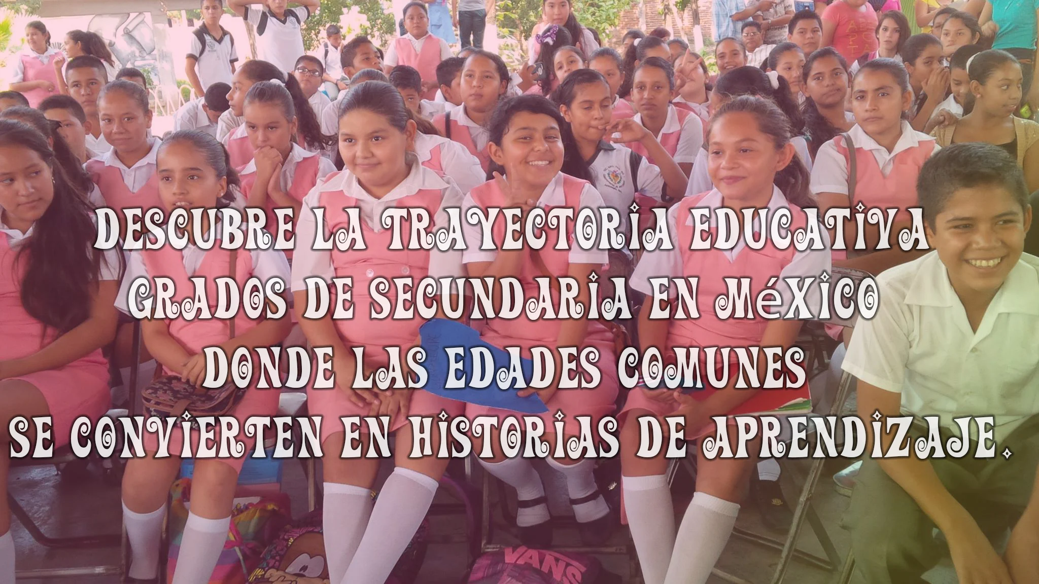 Está relacionado con la educación secundaria en México. Las nilas en la imagen visten ropa distintiva del primer