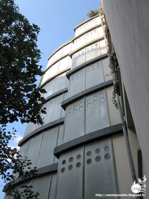 Paris 5ème - Immeuble, rue Jean de Beauvais  Architecte: Jean Le Couteur  Ingénieur: Jean Prouvé  Construction: 1954