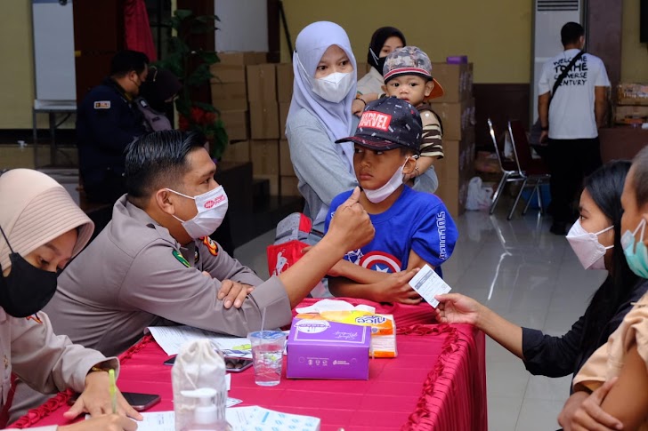 Jelang HUT Bhayangkara Ke-76, Polda Sulsel Gelar Vaksinasi dan Pengobatan Gratis