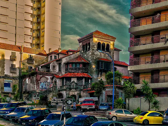 Edificiio antiguo entre dos torres enMar del Plata.