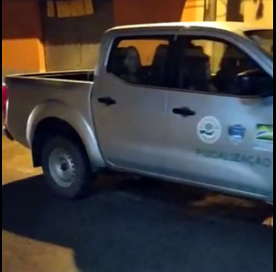 VOCÊ  REPORTER - Vídeo flagra funcionário publico trasportando familiares em carro da prefeitura