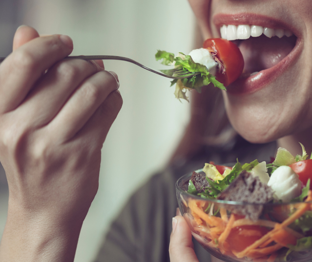 12 Recettes de Salades Rafraîchissantes à Tester pour être en Forme cet Été