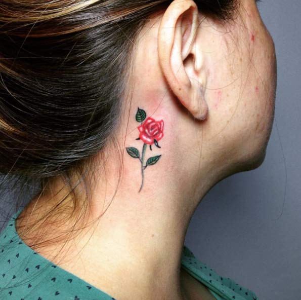Este pequeno atrás da orelha tatuagem