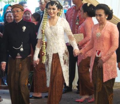 Foto Kebaya Kutubaru Selvi Ananda Model Jilbab Akad Ijab 