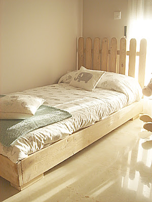 cama_infantil_Montessori_madera_reciclada_Naturalis_Muebles_Ecológicos