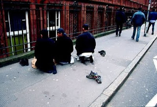 Foto Muslim Tetap Shalat Walau Dalam Kondisi Apapun | liataja.com