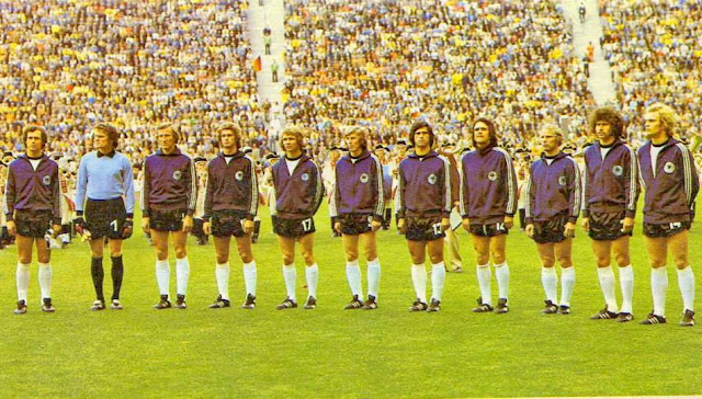 SELECCIÓN DE LA REPÚBLICA FEDERAL DE ALEMANIA - Temporada 1973-74 - Beckenbauer, Maier, Schwarzenbeck, Bonhof, Hölzenbein, Grabowski, Ger Müller, Overath, Vogts, Breitner y Hoenes. SELECCIÓN DE REPÚBLICA FEDERAL DE ALEMANIA 2 🆚 SELECCIÓN DE PAÍSES BAJOS 1 Domingo 07/07/1974, 16:00 horas. X Copa Mundial de la FIFA Alemania Federal 1974, final. Múnich, Alemania Federal, estadio Olímpico de Múnich: 75.200 espectadores. GOLES: ⚽0-1: Johan Neeskens. ⚽1-1: 25’, Paul Breitner. ⚽2-1: 43’, Gerd Müller.