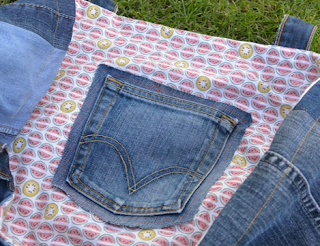 Entièrement en matériau recyclé, ce sac porté épaules est monté façon patchwork avec des jeans de récup de différentes couleurs, anses en jeans, intérieur en coton imprimé de pastèques et kiwis super tendance et très frais, 1 poche de jeans intérieure pour y glisser son téléphone, 1,5 poches extérieurs utilisables. Dimension 43x35x23 cm.