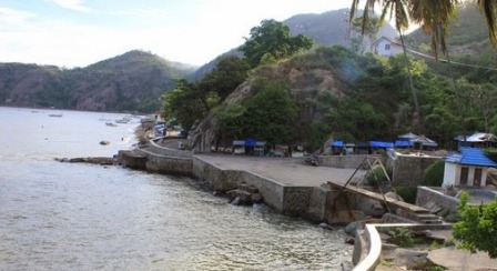 Obyek Wisata pantai yang terdapat sebuah batu berbentuk tapak kaki Pantai Lahilote Obyek Wisata Paling Eksotik Di Gorontalo