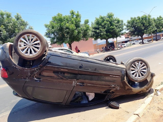 Motorista inabilitado perde o controle de veículo e capota na BR 316