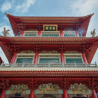 Experience the majestic Thian Hock Keng Temple, Singapore's oldest Hokkien temple, featuring intricate carvings, colorful murals, and the soothing scent of incense.