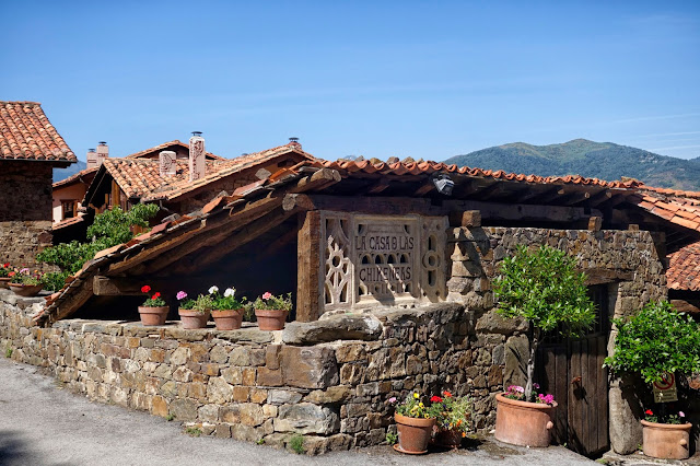 Casa de las chimeneas en Tudes