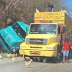 Caminhão com carga de galinhas vivas tomba na Serra do Teixeira, na manhã desta terça-feira (05)