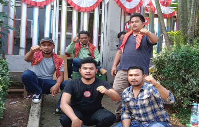 Gemuk Suarakan Kejari Karo Dicopot di Gedung Kejagung Jakarta 