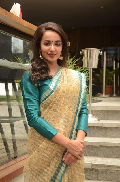 Tejaswi madivada in saree latest images