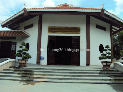 Quang cảnh trước đền thờ cụ Nguyễn Sinh Sắc