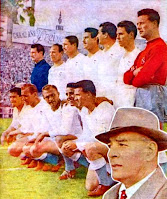 REAL MADRID C. F. - Madrid, España - Temporada 1953-54 - Juan Alonso, Navarro, Oliva, Lesmes II, Muñoz, Zárraga y Juanito (portero suplente); Mateos, Roque Olsen, Di Stéfano, Atienza I y Luis Molowny; en primer plano, Ricardo Zamora - R. C. D. ESPAÑOL 2 (Mauri y Marcet) REAL MADRID 1 (Olsen) - 25/04/1954 - Liga de 1ª División, jornada 30 - Barcelona, estadio de Sarriá