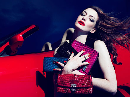 Anne Hathaway Handbags on Anne Hathaway In Tod  S Campaign