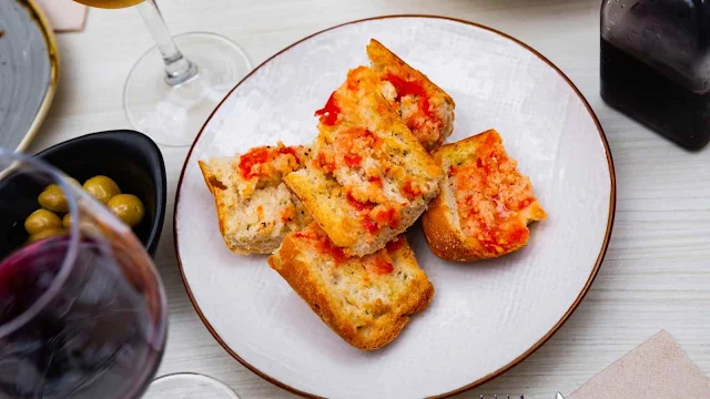 Pan con tomate, olives and wine can all be vegan in Spain