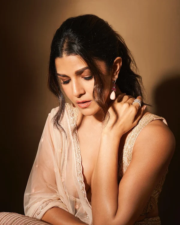 Nimrat Kaur cleavage tiny blouse lehanga hot indian actress