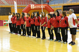 El Club Balonmano Zuazo presenta al centenar de integrantes de sus equipos 