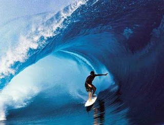 Foto de joven surfeando olas muy altas