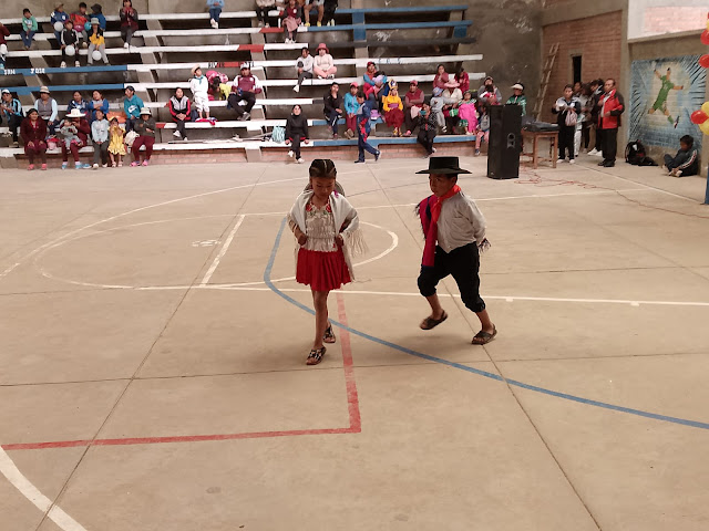 In Bolivien wird der Tag der Kinder gefeiert, der heute mit Tanzeinlagen der Grundschülerinnen und Grundschülern eröffnet wurde.