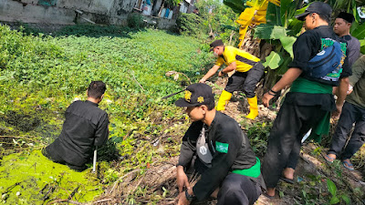 Sinergitas TNI-Polri dan Perangkat Desa Tanggulangin ajak Paguyuban Silat Kerja Bakti