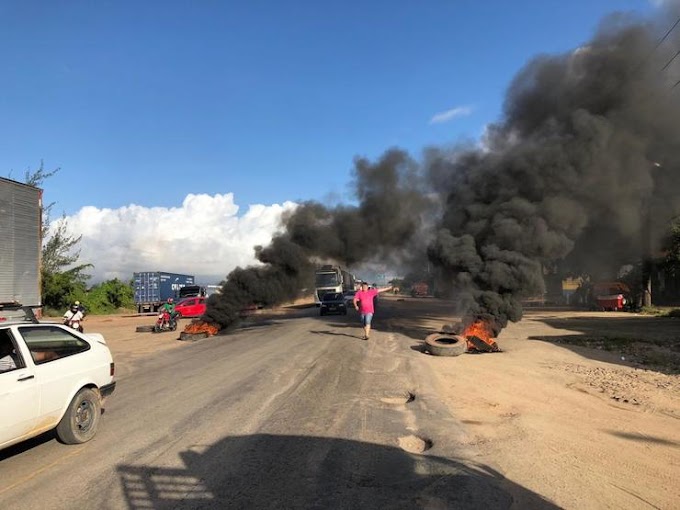 Caminhoneiros bloqueiam rodovia no Ceará em protesto contra aumento do diesel