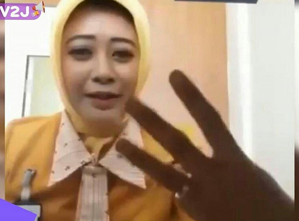 Wanita Ini Buat Tutorial Hitung Uang Pakai 3 Jari, Nitizen Jadi Sedih Saat Lihat Uangnya!