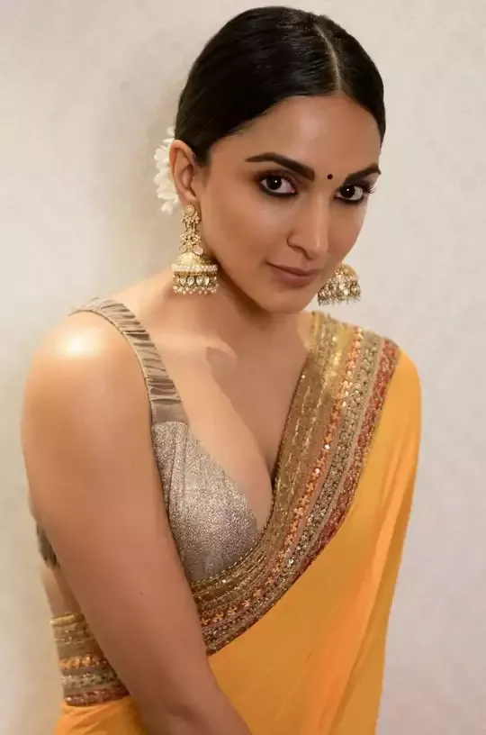 kiara advani saree cleavage hot bollywood actress
