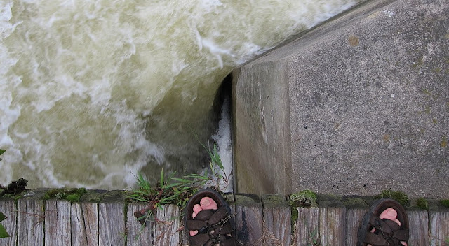 flow separation river narrowing wall