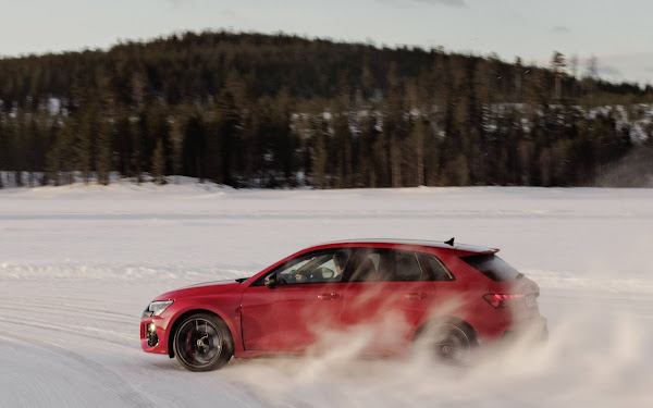 Novo Audi RS3 2022 permite condução com tração traseira e drift
