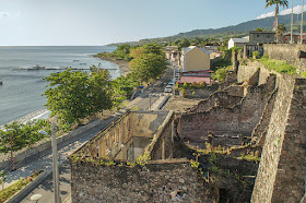 Ruines faisant face à la rade de Saint-Pierre