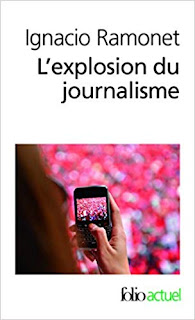 A l'écran s'affiche la première de couverture de l'ouvrage "L'explosion du journalisme" d'Ignacio Ramonet.