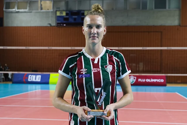 Mari segurando o troféu Viva Vôlei, prêmio de melhor jogadora da partida