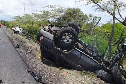 https://www.notasrosas.com/Cinco personas pierden la vida y tres resultan heridas en accidente de tránsito en la vía Riohacha - Paraguachón