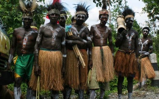 Celana Dari Kulit Pohon Sagu Suku Kamoro Papua