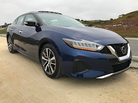 Front 3/4 view of 2019 Nissan Maxima SL