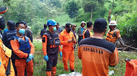 IBU DAN ANAK YANG HILANG TERSERET DI ANAK SUNGAI CIKAPUNDUNG AKHIRNYA DITEMUKAN TIM SAR GABUNGAN