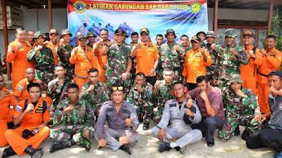 Tim SAR Lantamal X dan Basarnas Jayapura Evakuasi Korban Pesawat Jatuh