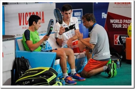 Uri Botello y Javier Concepción recibiendo instrucciones de Jorge Martínez