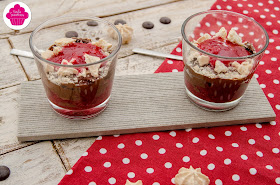 Verrines de mousse au chocolat, aux framboises, coulis de framboises et meringues