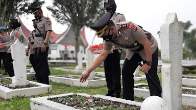 Peringati Hari Bhayangkara Ke 75, Polres Padang Panjang Laksanakan Upacara Tabur Bunga di Taman Makam Pahlawan