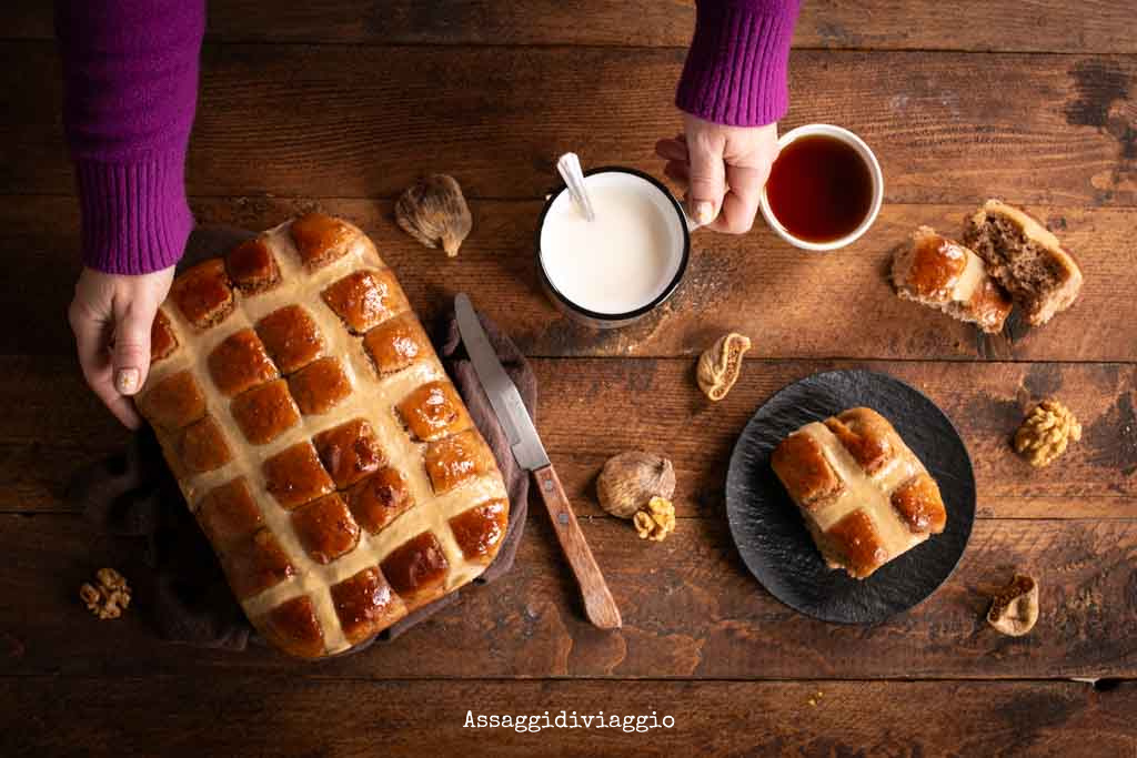 Hot Cross Buns con fichi e noci