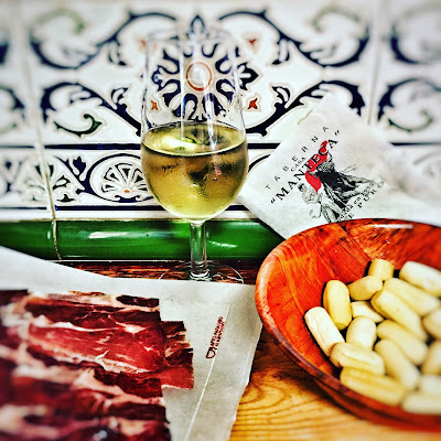 Sherry, jamón and picos in Casa Manteca ©bighomebird