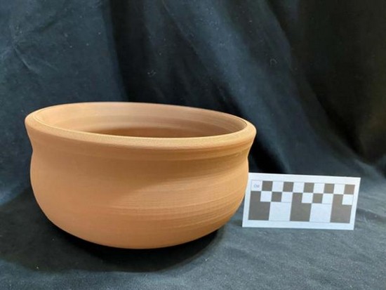 Un vaso stampato in 3D nel LSU Digital Imaging & Visualization in Archeology Lab dagli studenti di archeologia sulla base delle scansioni raccolte nel sito delle antiche saline Maya.