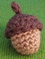 http://translate.googleusercontent.com/translate_c?depth=1&hl=es&rurl=translate.google.es&sl=en&tl=es&u=http://squirrelpicnic.com/2013/08/24/pattern-for-crochet-acorns-and-fantastic-ways-to-use-them/&usg=ALkJrhhvteUma_9q3658X-JsN17Gjm-6EA