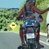 Casal é flagrado largando gatos de moto em movimento, na PB